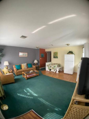Private One-Bedroom 4 -Directly across from Beach